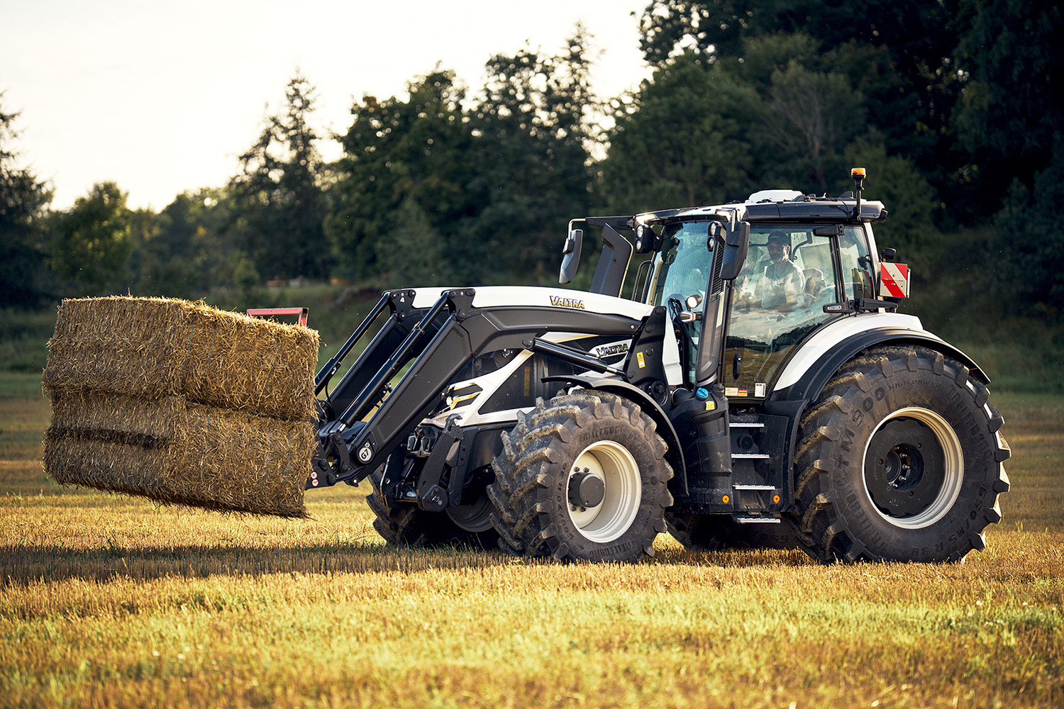 Valtra Q underlättar arbetet på Valsberga Gård.