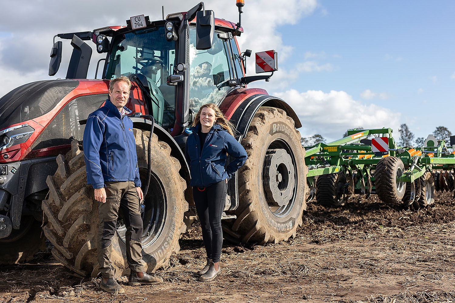 Jens Christian Jensen, som organiserte testen, og Sophie Rothaus, som kjørte traktoren, var imponert over effekten av optimalt dekktrykk på drivstofforbruk, arbeidseffektivitet og jordpakking.