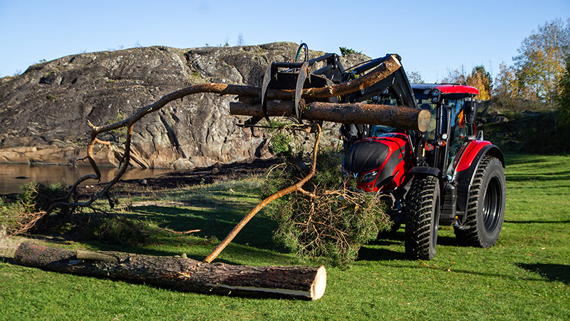 Valtra N-serie passer utmerket til blant annet å rydde unna trær etter Amy sine herjinger,  Valtra N-serie passer utmerket til blant annet å rydde unna trær etter Amy sine herjinger,