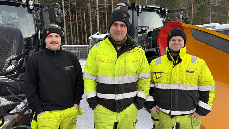 Eivind Jenstad i Jenstad Maskin AS omkranset av sjåførene Iver Sneva og Tor Olav Nisja foran selskapets to Valtra T235D. Foto: Lars Ovlien.