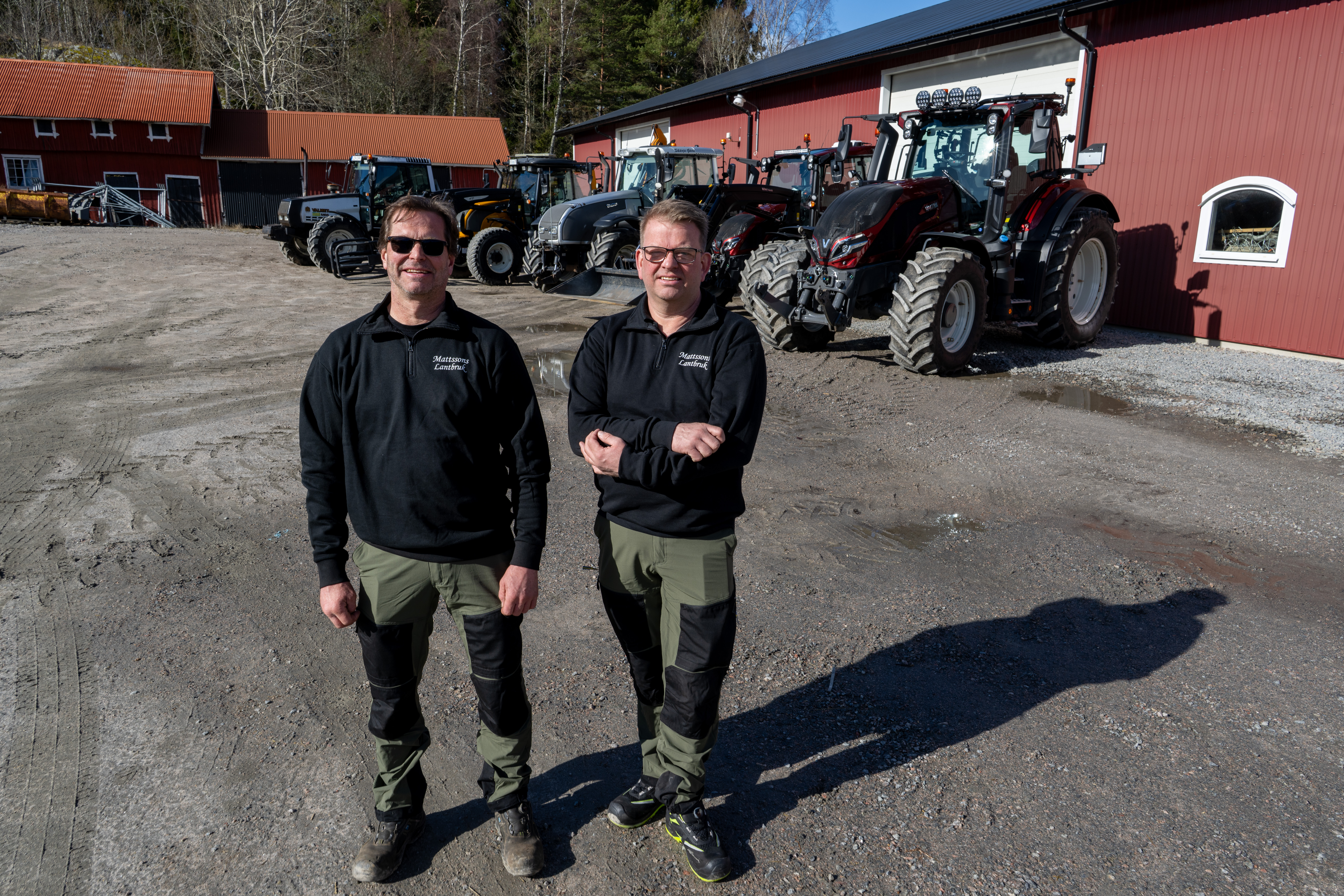 260330 Bröderna Per-Anders och Henrik Mattson framför alla sina Valtra-traktorer under en fotografering den 30 mars 2026 i Strömstad. 
Foto: Daniel Stiller / BILDBYRÅN / kod DS / DS0565