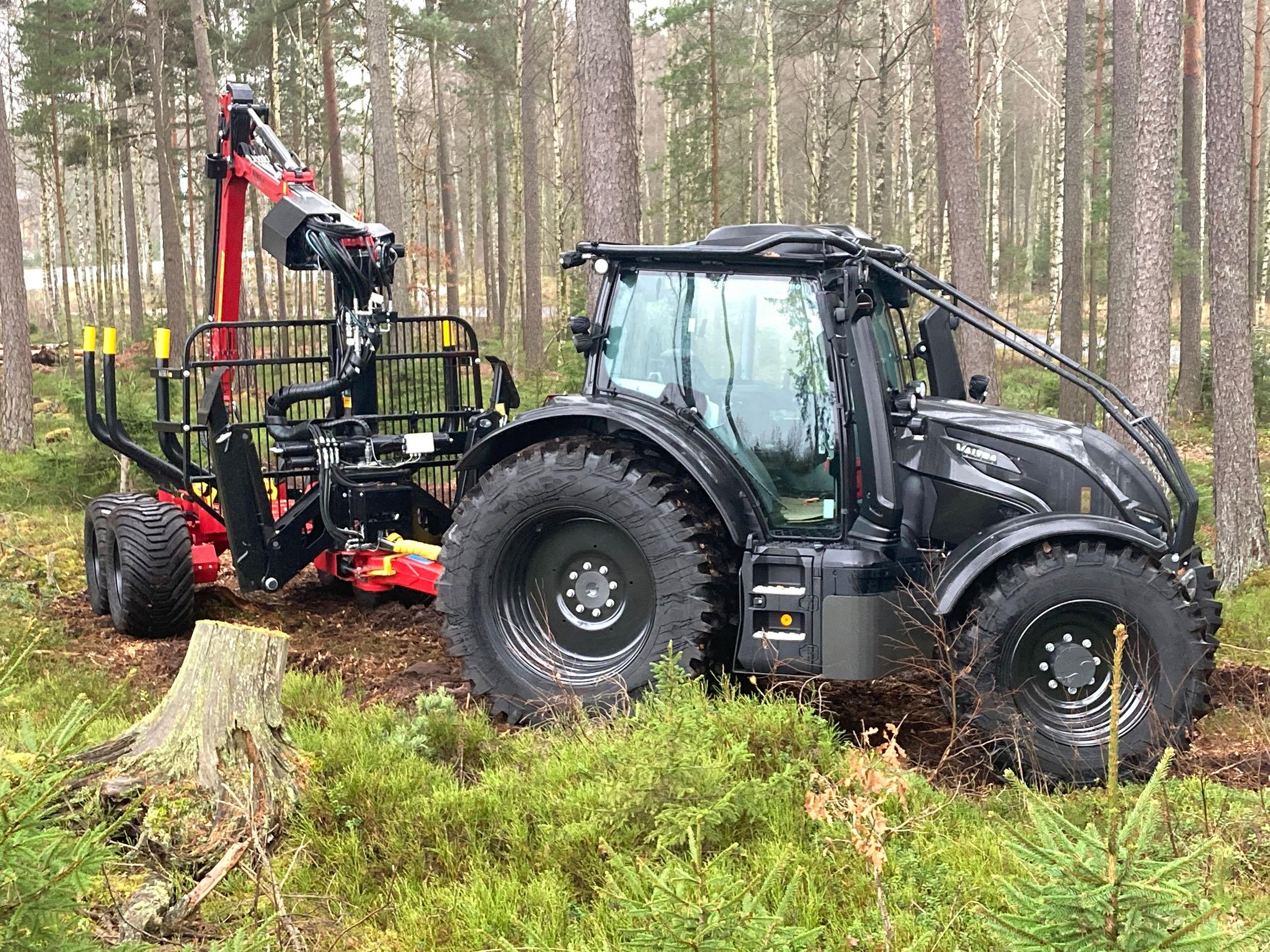 Traktor och skogsvagn testas på demobanan utanför anläggningen i Värnamo.